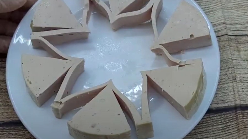 Cách cắt giò thành hoa 6 cánh bước 3