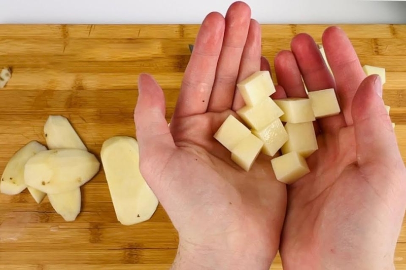Cách cắt khoai tây nấu canh - 02