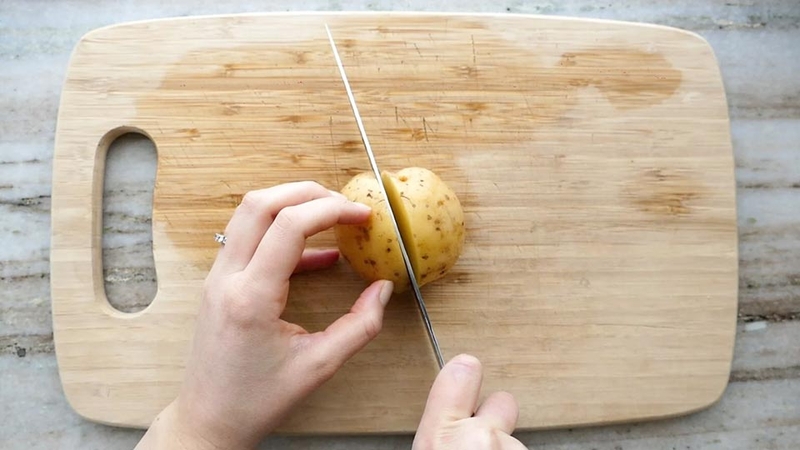 Cách cắt khoai tây nấu canh - 03