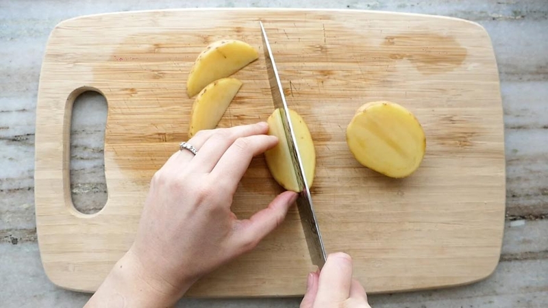 Cách cắt khoai tây nấu canh - 04
