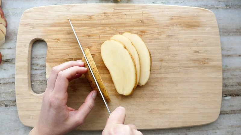 Cách cắt khoai tây nấu canh - 05
