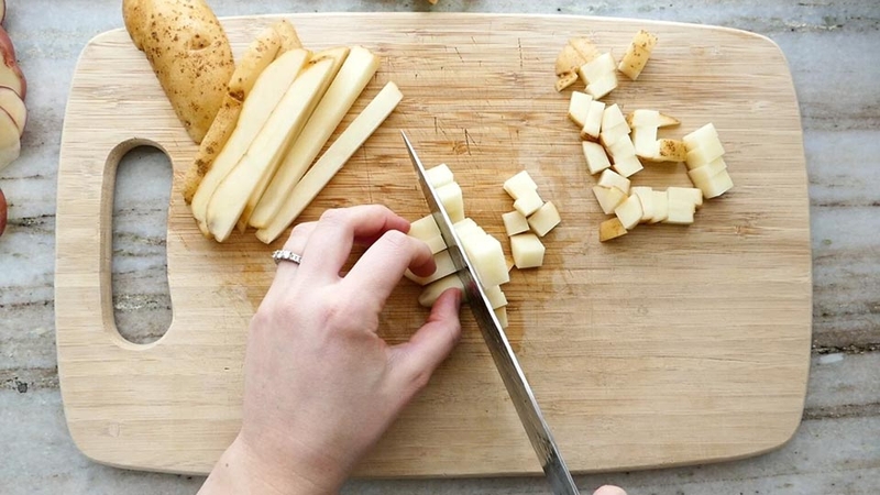 Cách cắt khoai tây nấu canh - 07