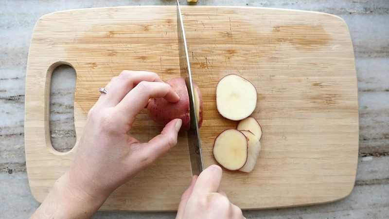 Cách cắt khoai tây nấu canh - 08