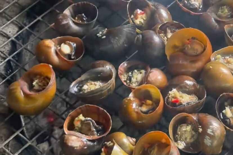 Ốc bươu vàng nướng tiêu