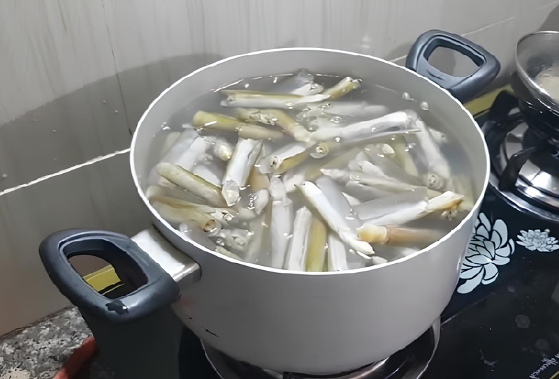 Luộc ốc với một muỗng canh rượu trắng