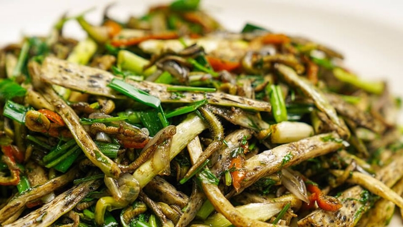 Rươi xào với mướp