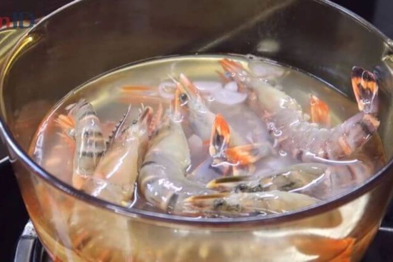 Đổ nước dừa vào nồi