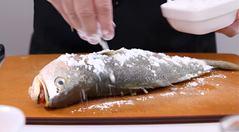 Làm lớp áo cho cá bằng bột hoặc lòng trắng trứng