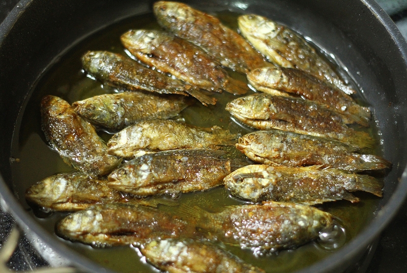 Không nên chiên nhiều cá cùng lúc