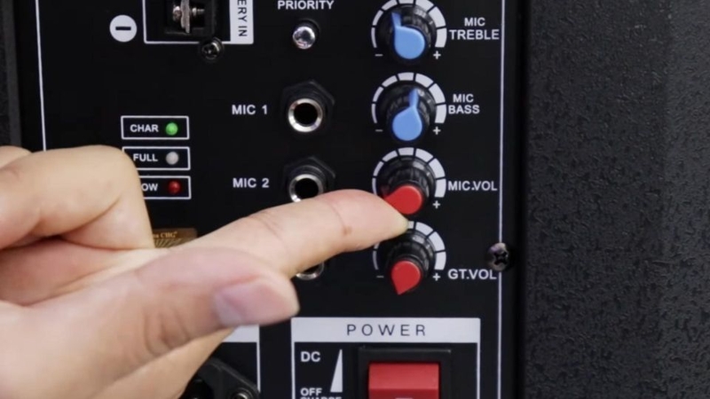 Chỉnh âm lượng của micro (VOL MIC/MIC VOL)