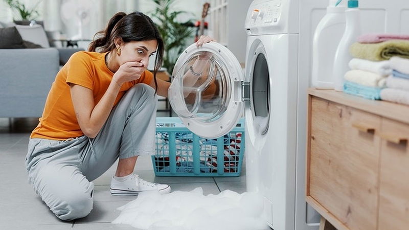 Nước tràn ra ngoài là dấu hiệu đã hỏng phao máy giặt