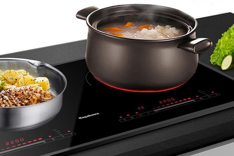 Bảng điều khiển cảm ứng có bề mặt phẳng, phù hợp với người ưu tiên thao tác trực quan và vệ sinh thuận tiện