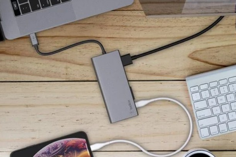 Hub sử dụng một phần điện năng để hoạt động nên công suất truyền tới laptop có thể thấp hơn mức nguồn đầu vào