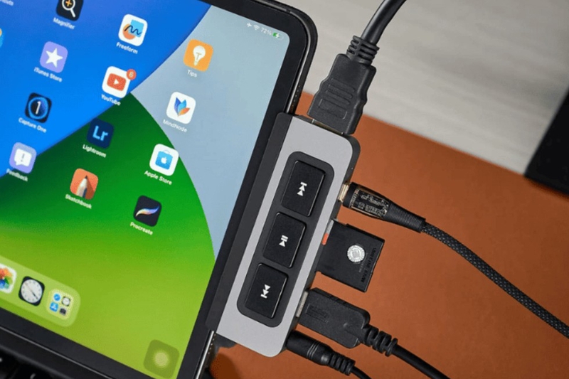 Cổng USB-C Power Delivery giúp iPad nhận nguồn sạc trong lúc kết nối nhiều thiết bị ngoại vi