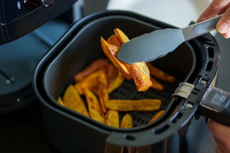 Dải nhiệt từ khoảng 80 °C đến 200 °C giúp người dùng linh hoạt chế biến nhiều loại thực phẩm