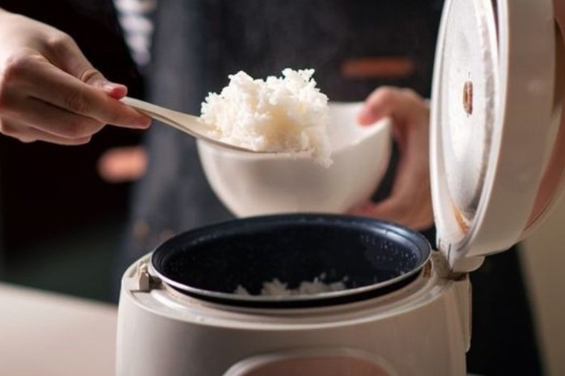 Lòng nồi chống dính có độ dày phù hợp giúp việc nấu cơm và vệ sinh thuận tiện hơn