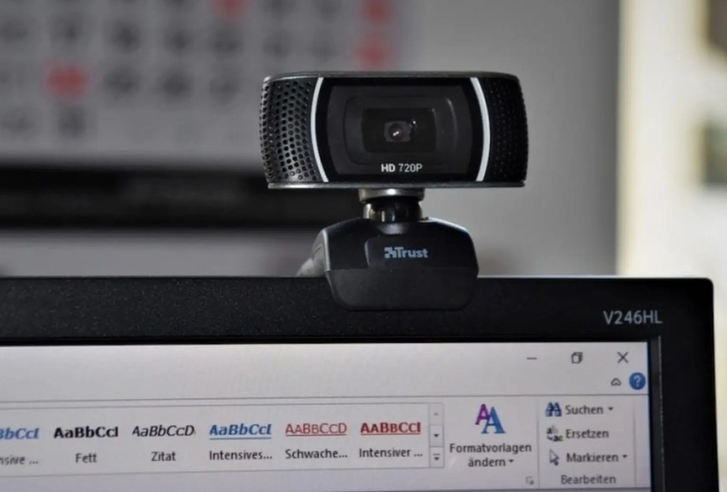 Webcam góc rộng phù hợp hơn khi nhiều người cùng xuất hiện trong khung hình