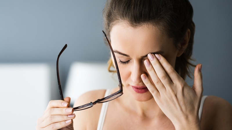 Cận thị là bệnh về mắt rất nhiều người gặp phải