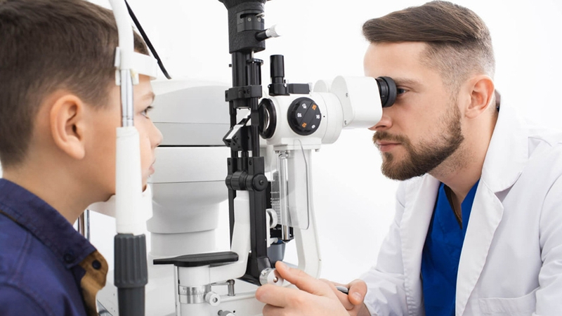 Khám mắt tại cơ sở y tế sẽ đảm bảo độ chính xác cao hơn