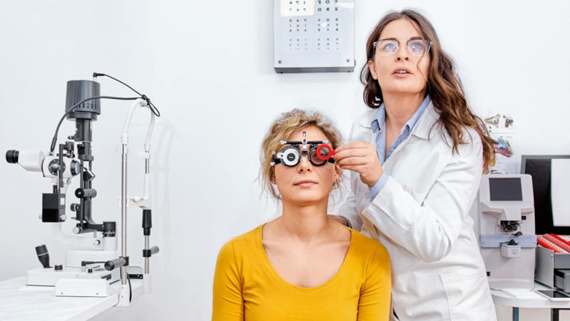 Đến gặp bác sĩ nhãn khoa nếu có lo ngại về thị lực