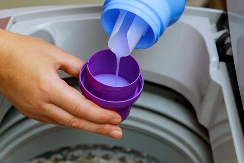 Hướng dẫn cách đổ nước xả vải vào máy giặt cửa trên cuối chu trình giặt