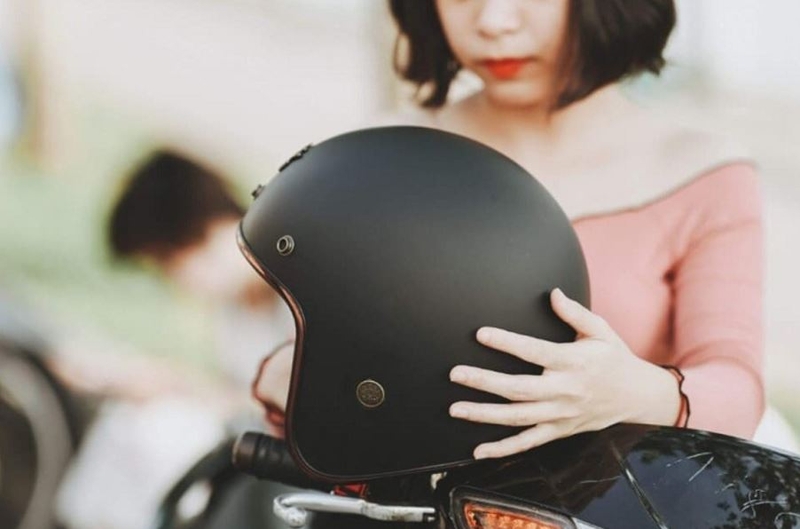 cách đội mũ bảo hiểm không làm xẹp tóc 1
