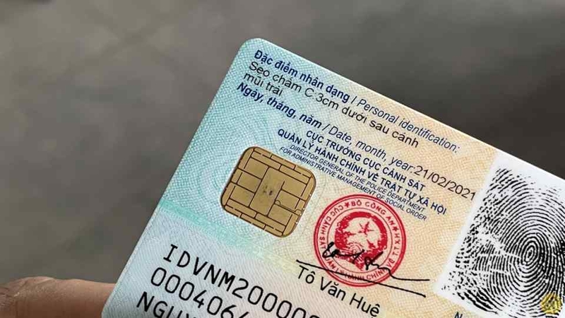 Khách hàng cần đến quầy giao dịch gần nhất của ngân hàng.