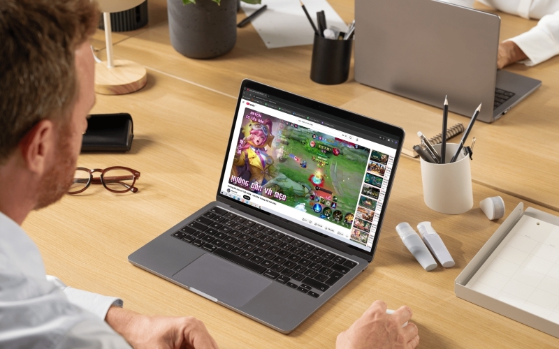 Truy cập và tìm kênh YouTube mà bạn muốn tóm tắt