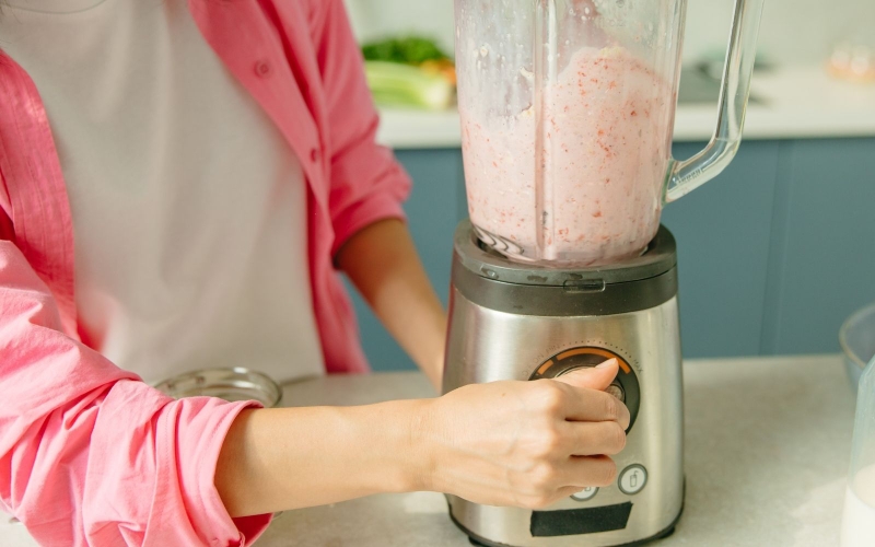 Bước 2: Khởi động máy và xay nguyên liệu