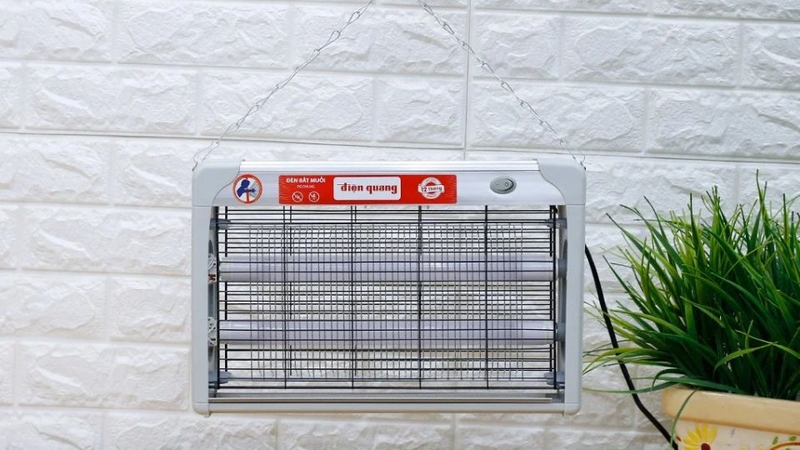 Dùng vợt muỗi và đèn bắt muỗi