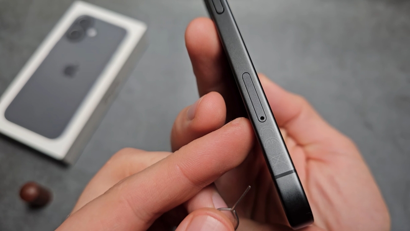 Hướng dẫn chi tiết cách gắn SIM iPhone 17 đơn giản nhất - bước 1