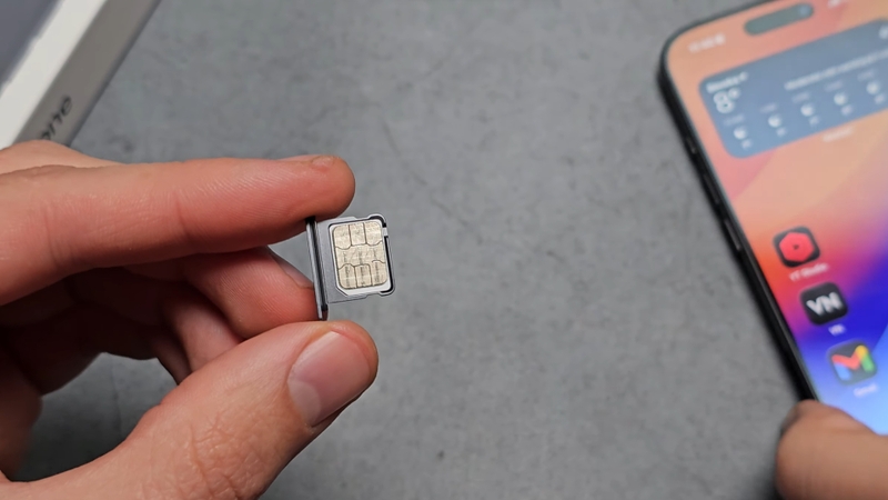 Hướng dẫn chi tiết cách gắn SIM iPhone 17 đơn giản nhất - bước 3
