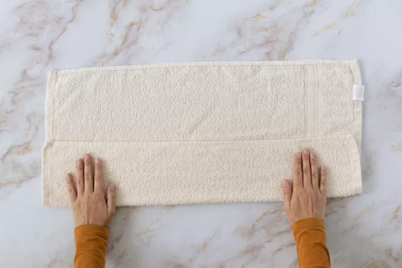 Cách gấp khăn làm gối cho trẻ sơ sinh - 05
