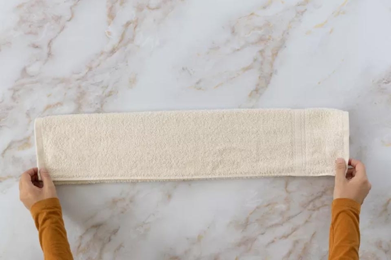 Cách gấp khăn làm gối cho trẻ sơ sinh - 04