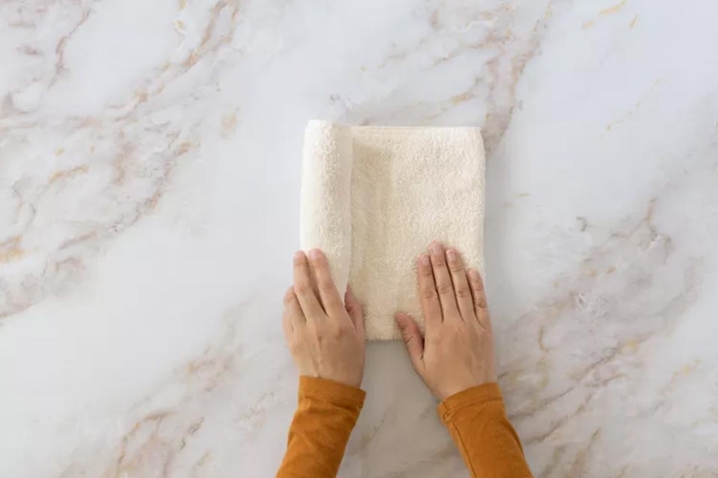 Cách gấp khăn làm gối cho trẻ sơ sinh - 02