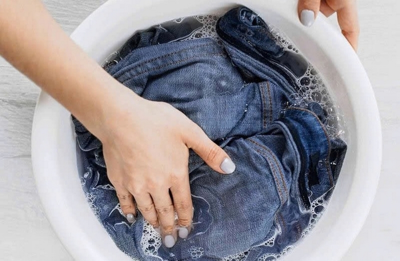 cách giặt quần jean không bị phai màu ảnh 2