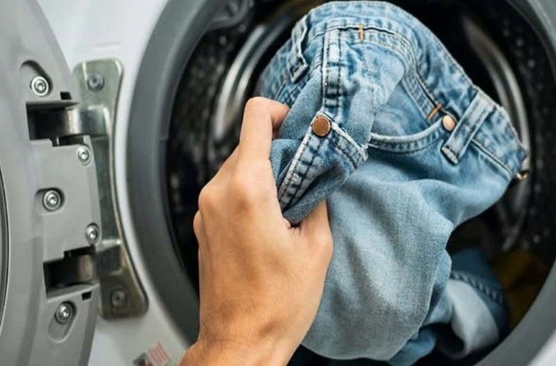 cách giặt quần jean không bị phai màu ảnh 5