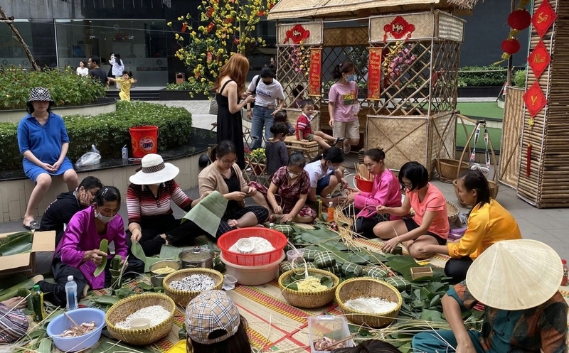 Cách gói bánh chưng bằng khuôn ảnh 1