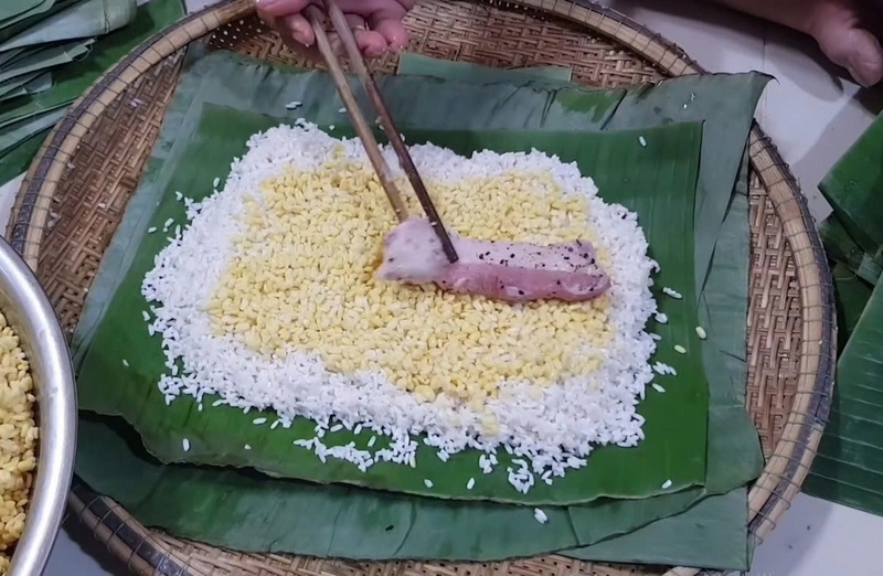 Cách gói bánh chưng bằng lá chuối ảnh 4