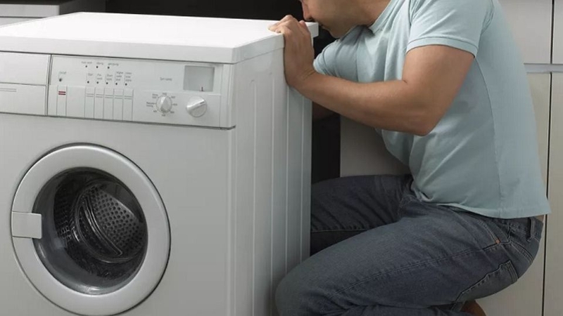 Kiểm tra và điều chỉnh chân máy giặt