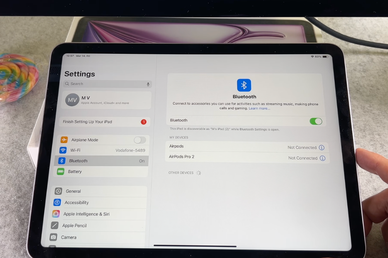 Cách kết nối bàn phím rời cho iPad Air M3 (2)