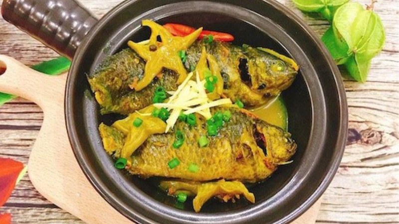 Thực hiện chiên sơ cá rô phi trước khi kho