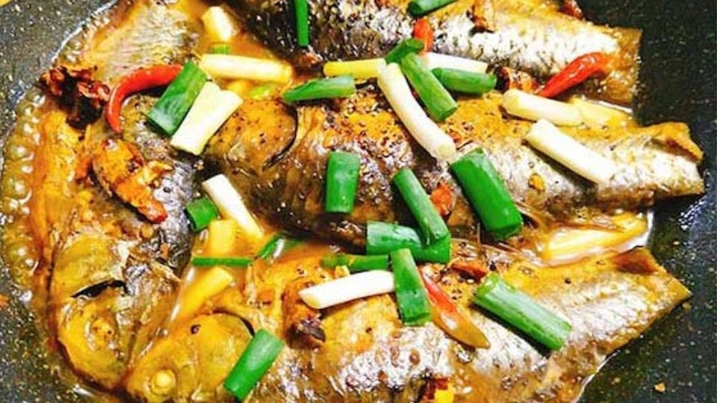 Kho cá đến khi nước sệt lại thì tắt lửa