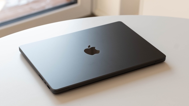 Gập nắp máy MacBook
