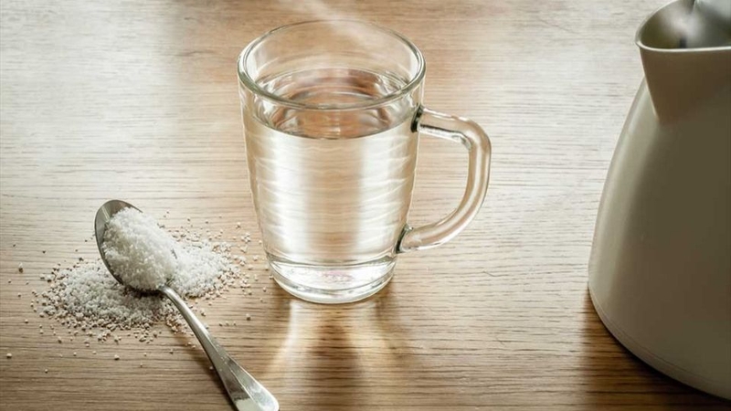 Dùng muối và nước ấm
