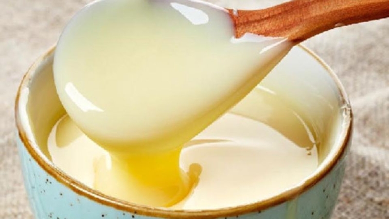 Dùng sữa tươi hoặc sữa đặc