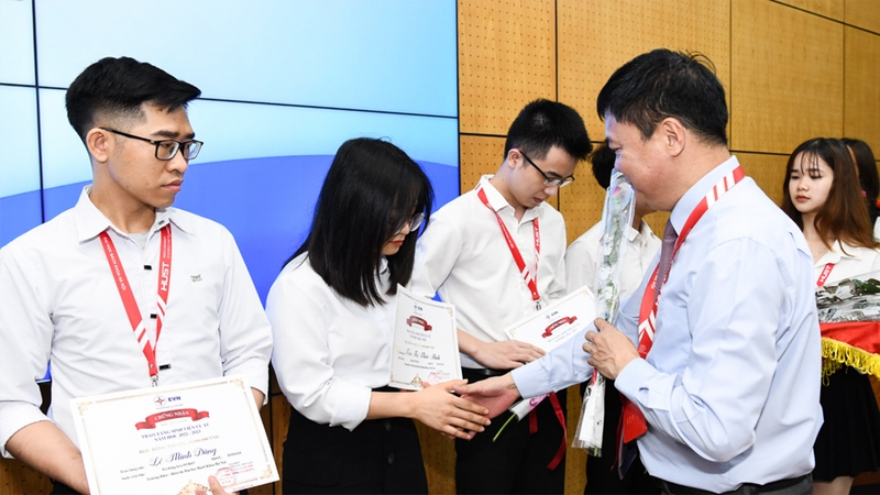 Săn học bổng góp phần giúp sinh viên mua laptop ưng ý