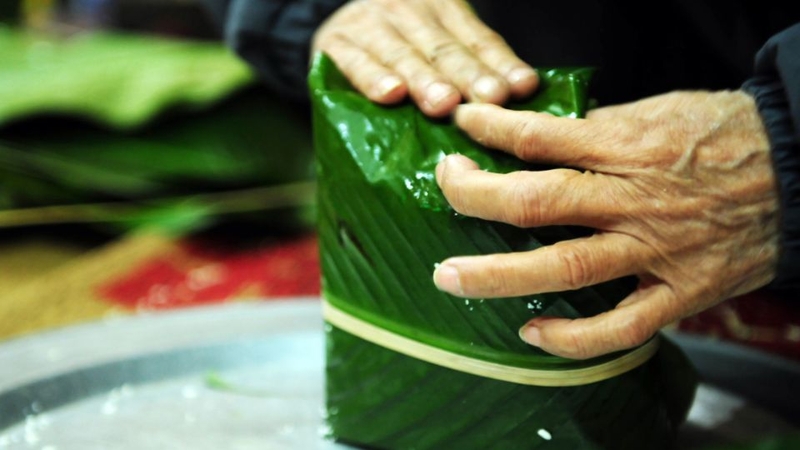 Bước 3: Gói bánh chưng chay
