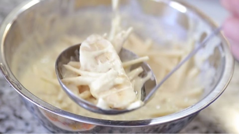 Bước 4: Chiên bánh