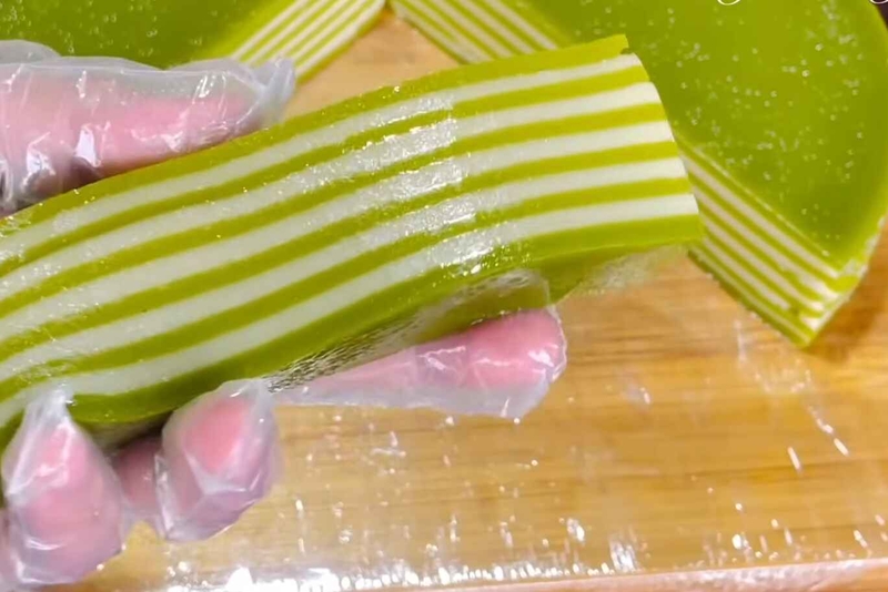 Cắt bánh thành từng miếng nhỏ vừa ăn